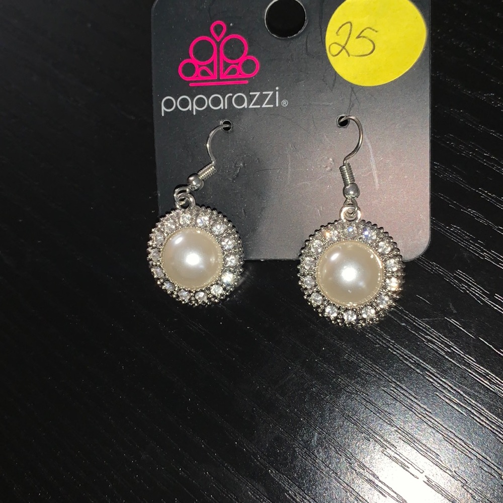 Paparazzi Pearl Silver White Earrings 💙